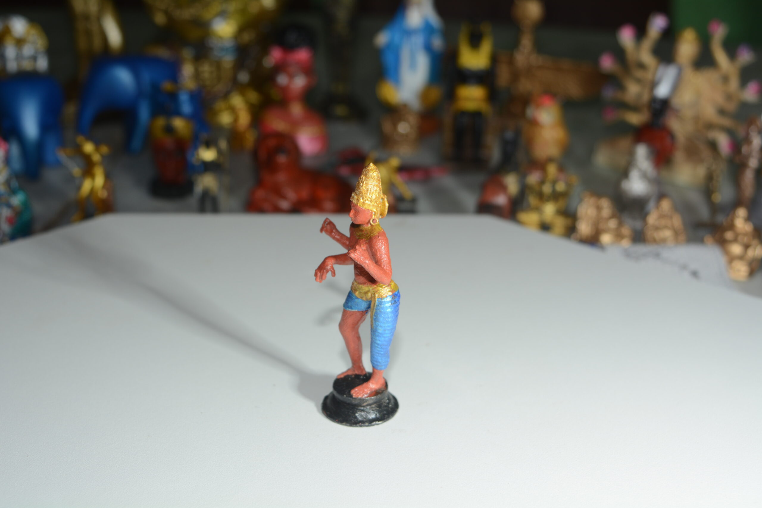 📚 Miniatura da Deusa Saraswati em Resina - Pintada à Mão 🎨 - Image 3