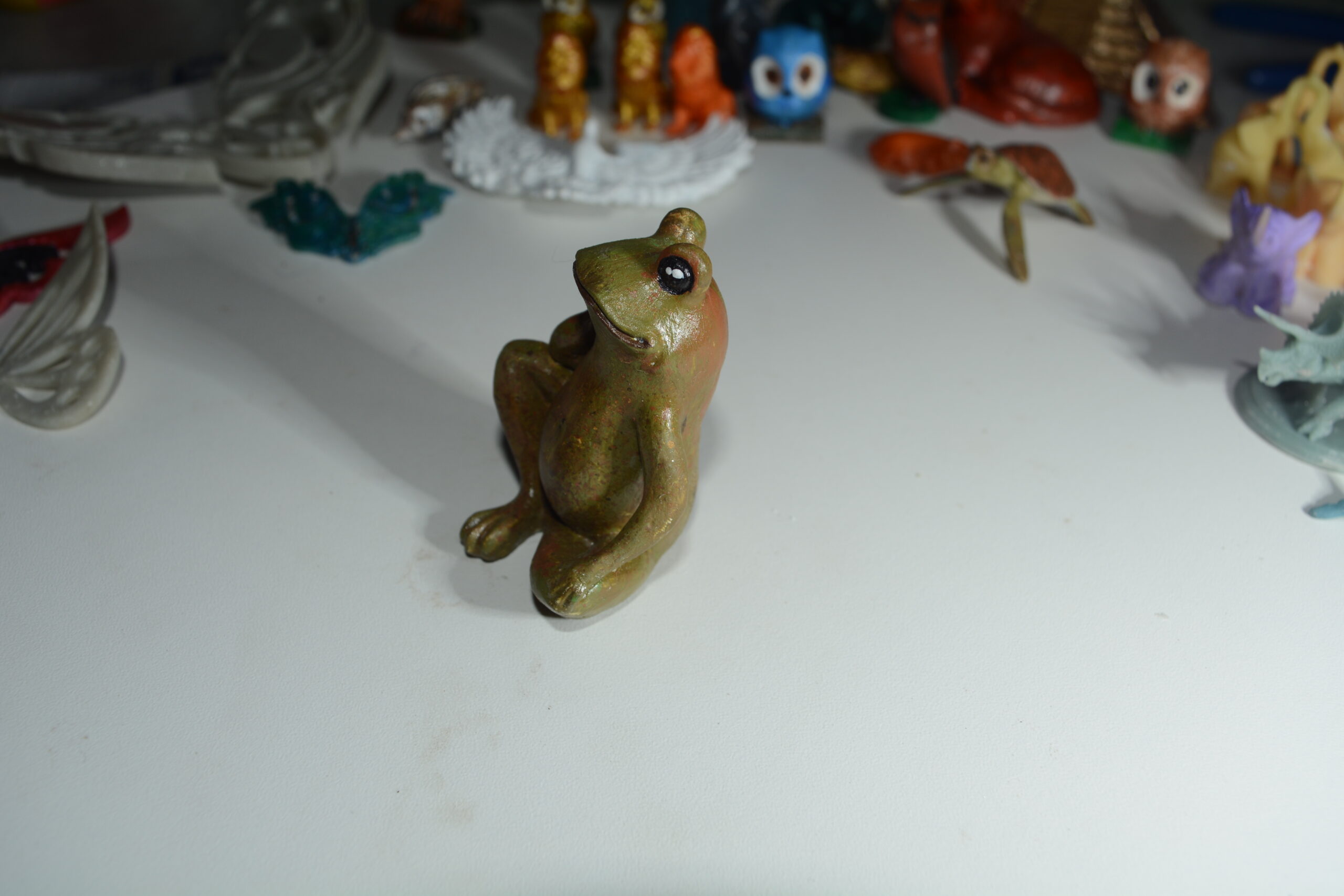 🌟 Sapo Pensador: Arte e Reflexão em Resina! 🌟 - Image 3