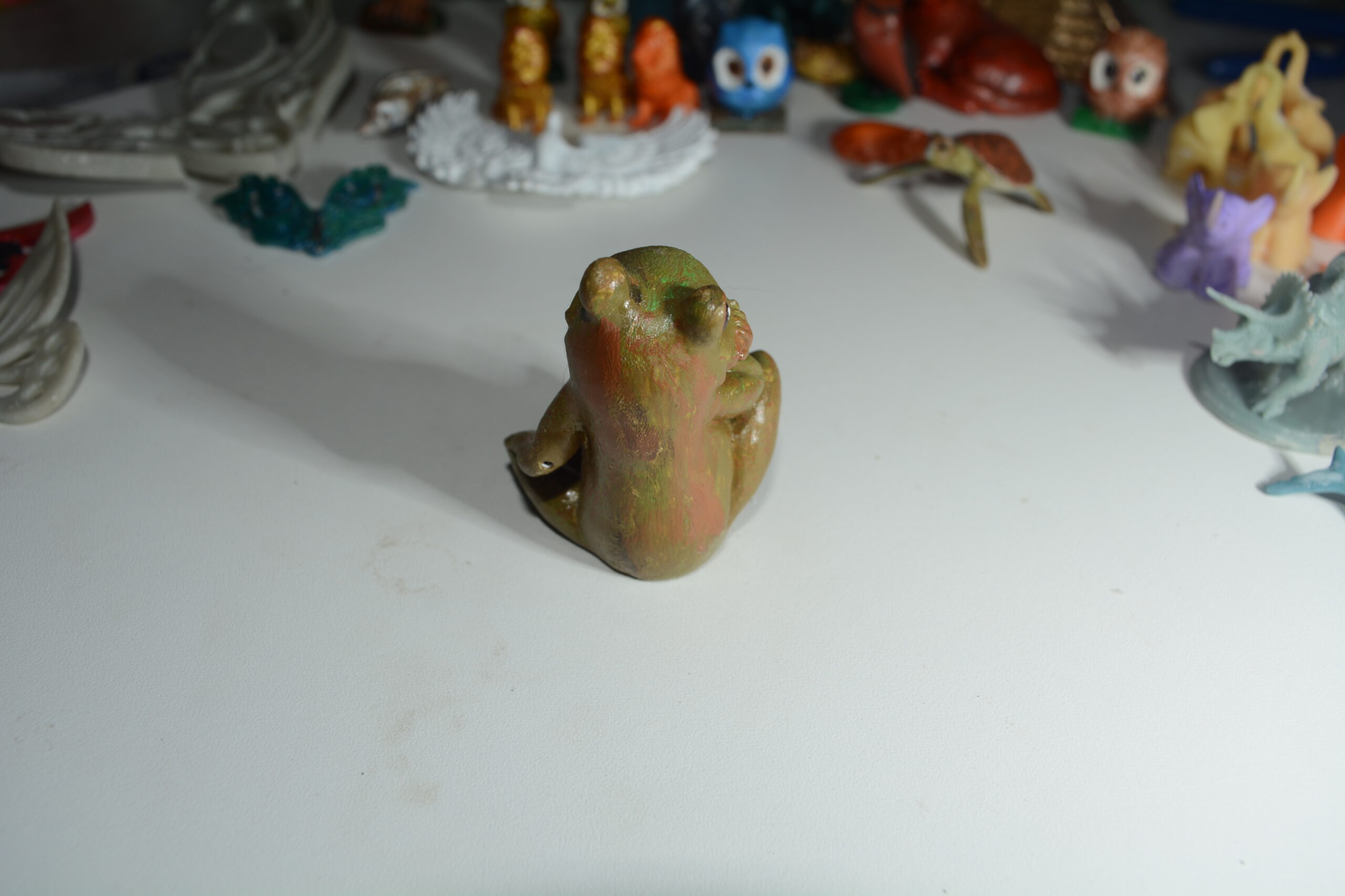 🌟 Sapo Pensador: Arte e Reflexão em Resina! 🌟 - Image 4