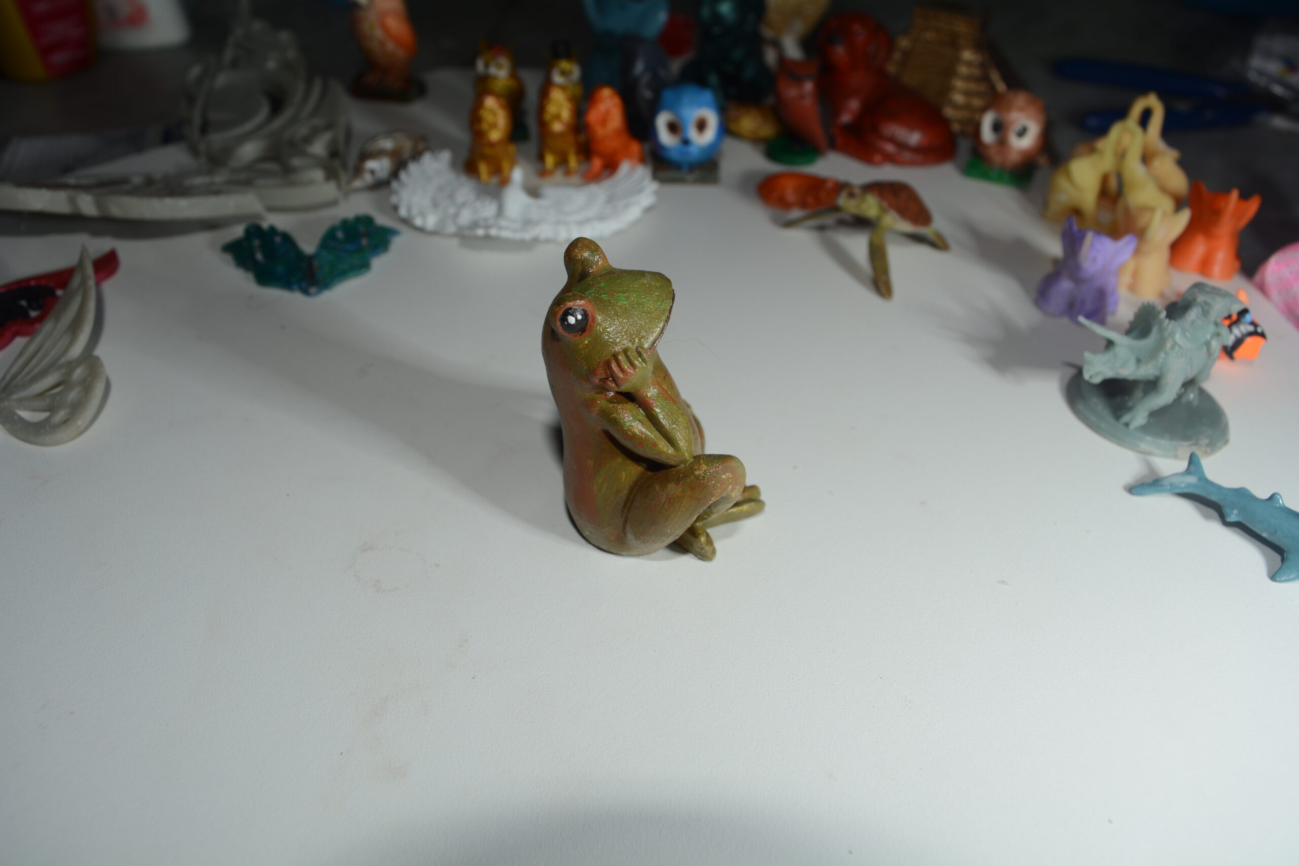 🌟 Sapo Pensador: Arte e Reflexão em Resina! 🌟 - Image 5