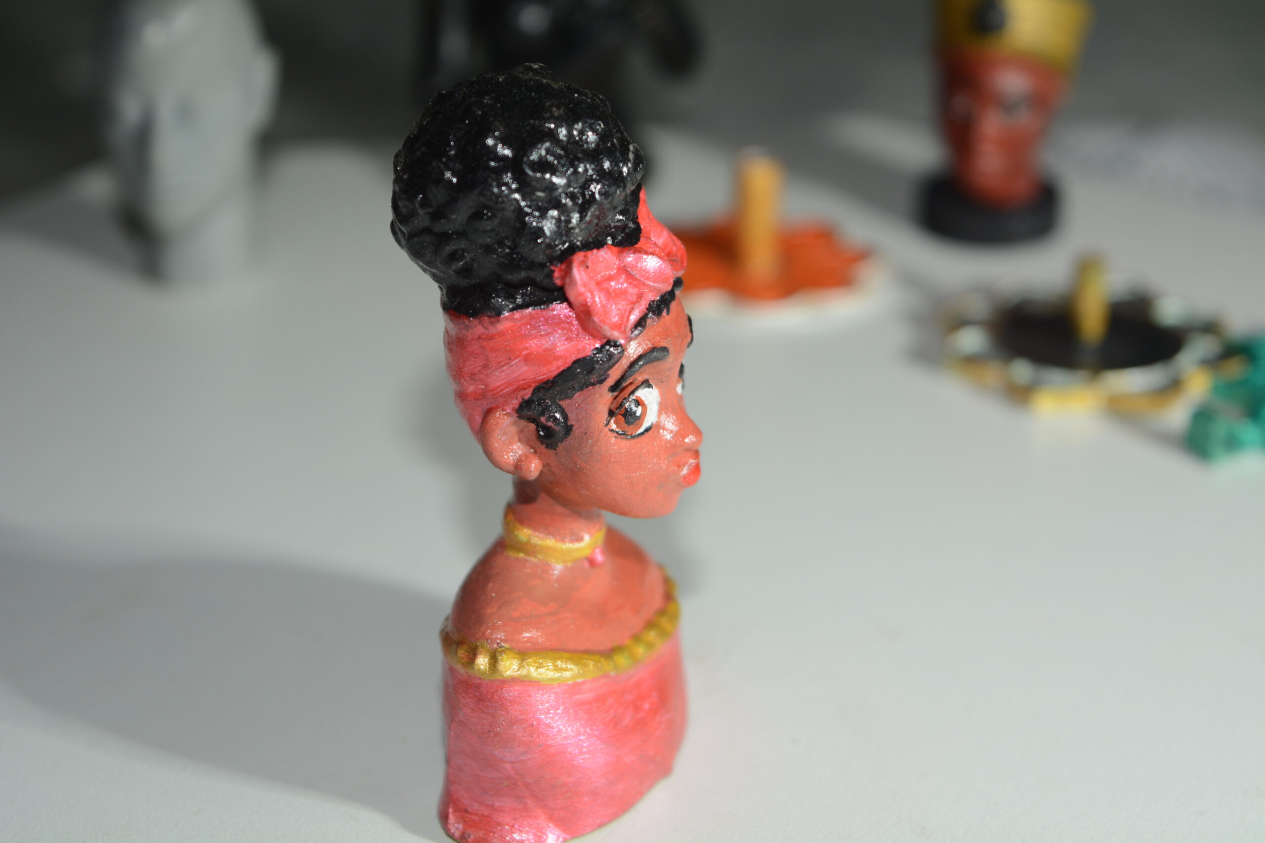 Miniatura de Busto da Dolores Madrigal: Traga a Elegância de Encanto para Sua Decoração! 🌟✨ - Image 3