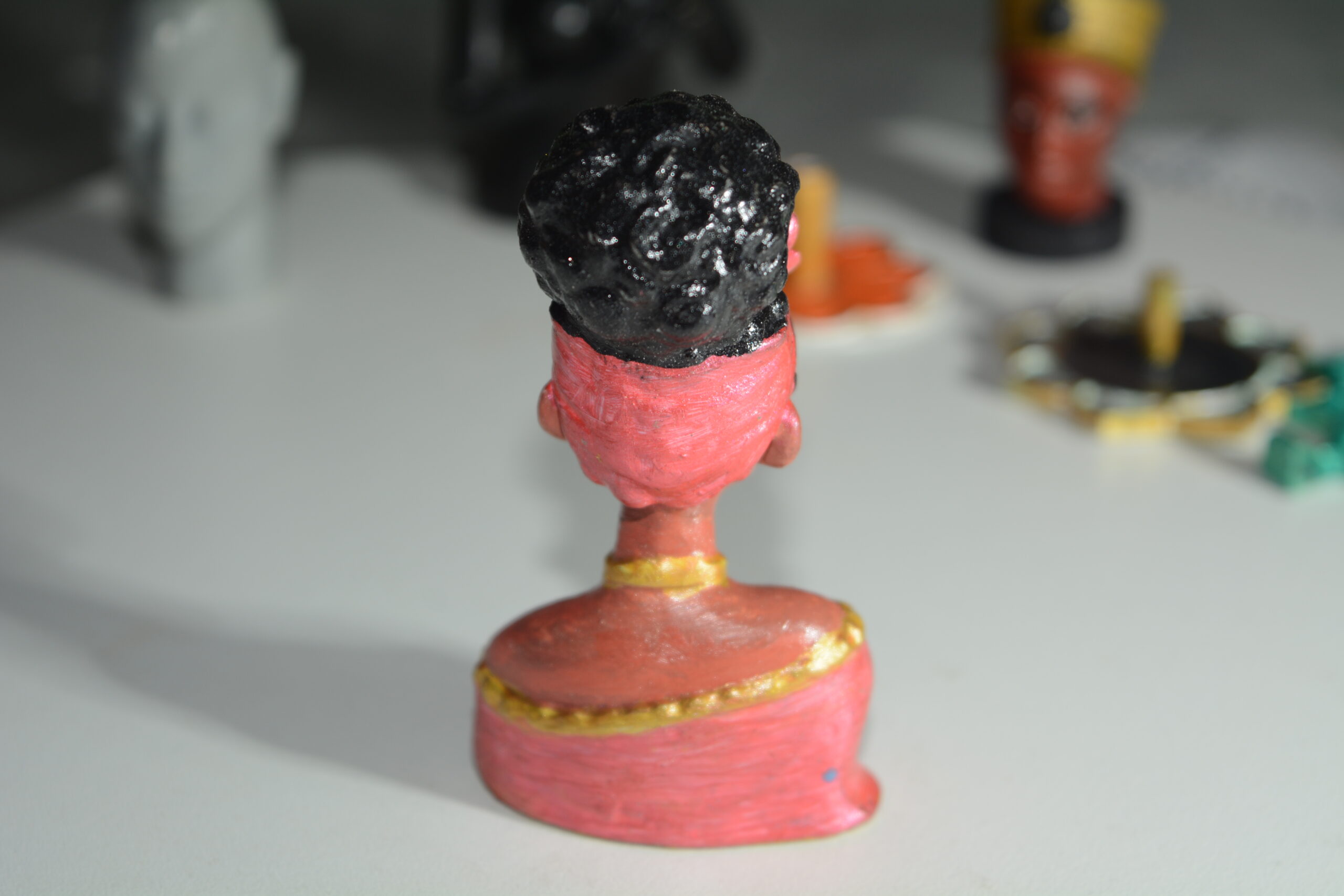 Miniatura de Busto da Dolores Madrigal: Traga a Elegância de Encanto para Sua Decoração! 🌟✨ - Image 2